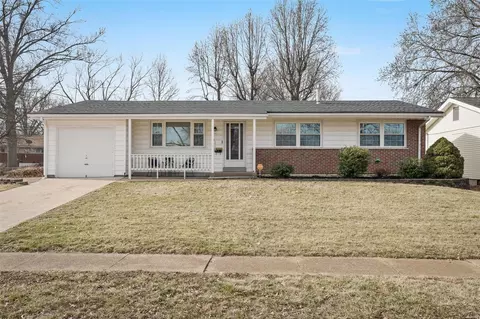 1565 Bluefield Dr, Florissant, MO 63033