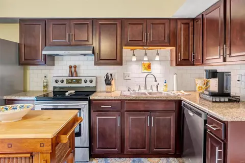 Kitchen - 159 Colts Foot Ct #B, Eureka, MO 63025 photo 3 of 4