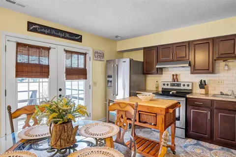 Kitchen - 159 Colts Foot Ct #B, Eureka, MO 63025 photo 2 of 4