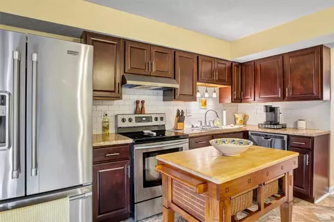 Kitchen - 159 Colts Foot Ct #B, Eureka, MO 63025 photo 4 of 4