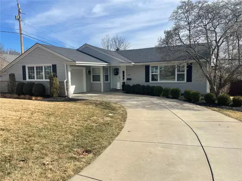 1240 Lynchester Ln, Kirkwood, MO 63122