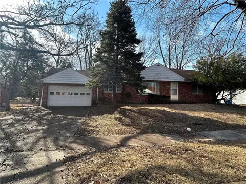 7620 S Sunset Dr, Saint Louis, MO 63121