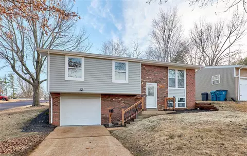 2575 Robley Dr, Saint Louis, MO 63136