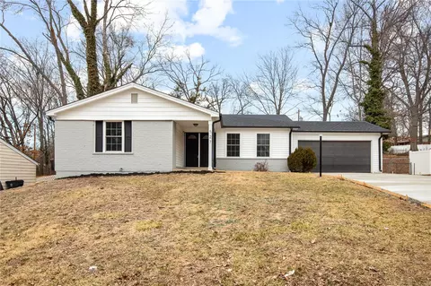 527 Ranch Dr, Manchester, MO 63011