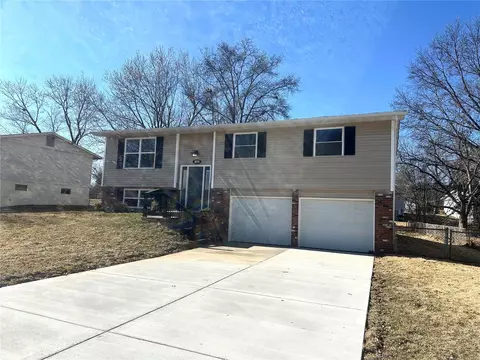 1039 Arlington Dr, Saint Charles, MO 63303
