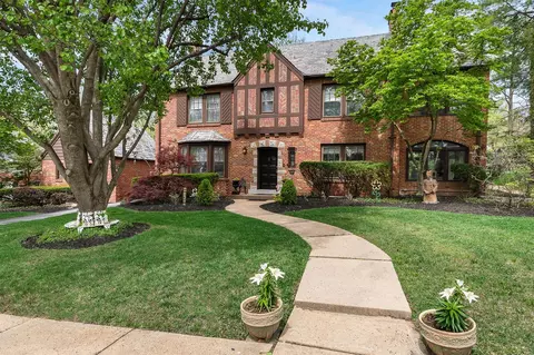 11 Deer Creek Woods Dr, Ladue, MO 63124