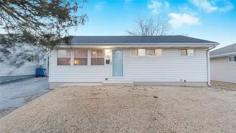 151 Kingston Dr, Saint Louis, MO 63125