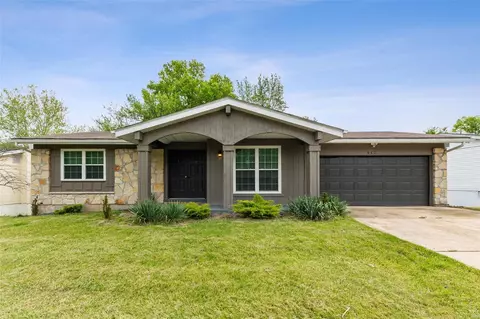 412 Woodrun Dr, Ballwin, MO 63021