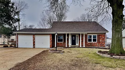 145 Pueblo Dr, Florissant, MO 63033