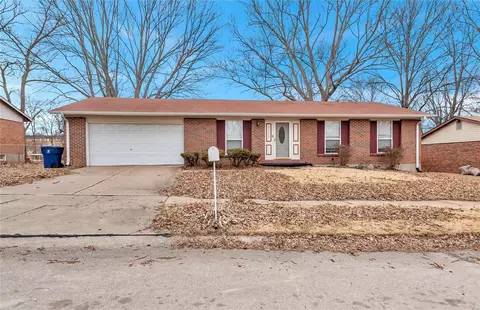 2243 Outlook Dr, Saint Louis, MO 63136
