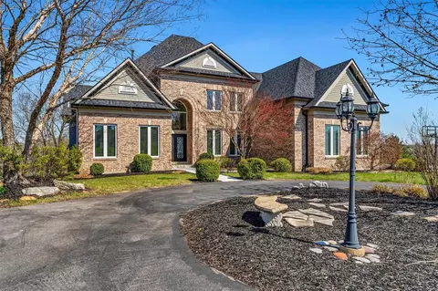 5696 Winter Garden Ct, Saint Louis, MO 63129