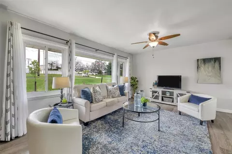 Living - 3605 Fee Fee Rd, Bridgeton, MO 63044 photo 4 of 7