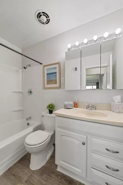 Bath - 3605 Fee Fee Rd, Bridgeton, MO 63044 photo 2 of 2