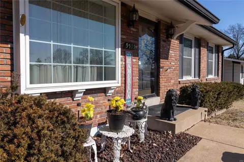 Exterior - 9579 Caravan Dr, Saint Louis, MO 63126 photo 3 of 7