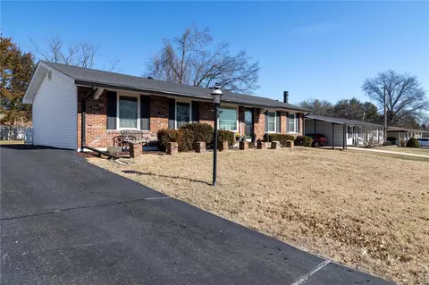 Exterior - 9579 Caravan Dr, Saint Louis, MO 63126 photo 2 of 7