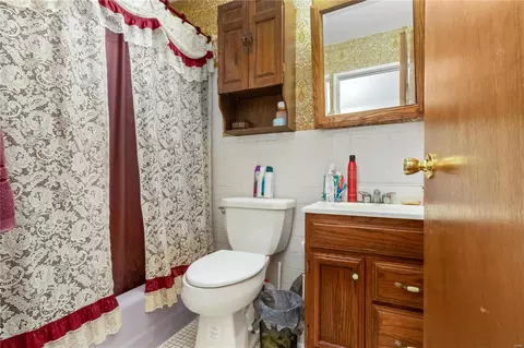 Bath - 9579 Caravan Dr, Saint Louis, MO 63126 photo 1 of 3