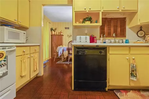 Kitchen - 9579 Caravan Dr, Saint Louis, MO 63126 photo 1 of 2