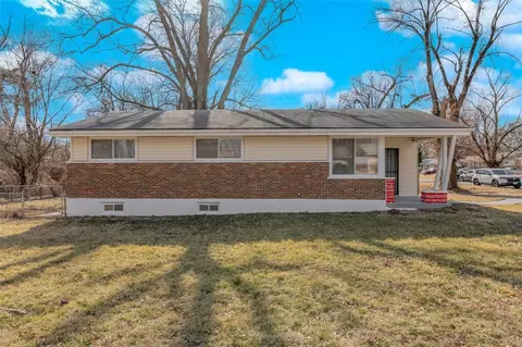 9846 Portage Dr, Saint Louis, MO 63136