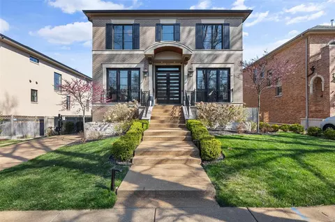 8141 Stratford Dr, Clayton, MO 63105