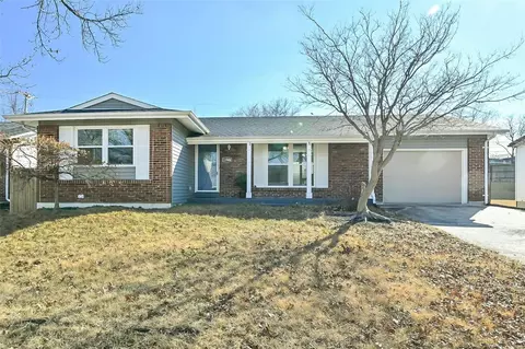 11908 Mckelvey Gardens Dr, Maryland Heights, MO 63043