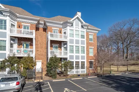 450 E Lockwood Ave #107, Saint Louis, MO 63119