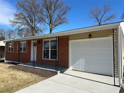 2858 Cherry Point Ln, Maryland Heights, MO 63043