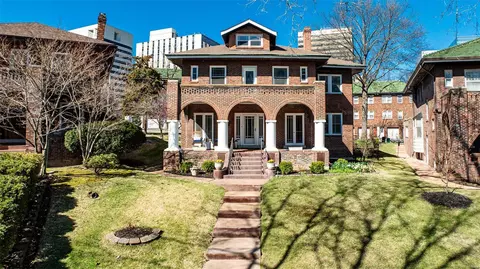 7723 Country Club Ct, Clayton, MO 63105