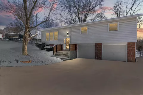 1656 Lincoln Dr, Saint Charles, MO 63303