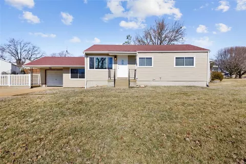 8901 Anchor Dr, Saint Louis, MO 63123