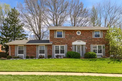 1830 Schoettler Valley Dr, Chesterfield, MO 63017