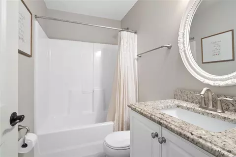 Bath - 722 E Argonne Dr, Saint Louis, MO 63122 photo 3 of 6