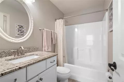 Bath - 722 E Argonne Dr, Saint Louis, MO 63122 photo 2 of 6