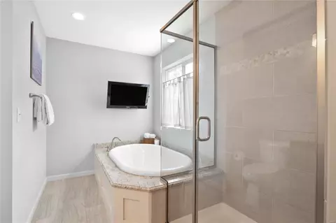 Bath - 722 E Argonne Dr, Saint Louis, MO 63122 photo 4 of 6