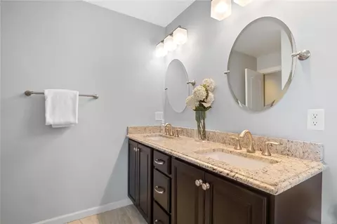 Bath - 722 E Argonne Dr, Saint Louis, MO 63122 photo 5 of 6