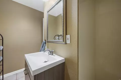 Bath - 414 Bluff Meadow Ct, Ellisville, MO 63021 photo 4 of 8