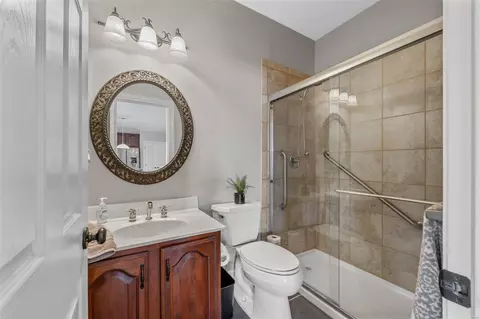 Bath - 414 Bluff Meadow Ct, Ellisville, MO 63021 photo 2 of 8