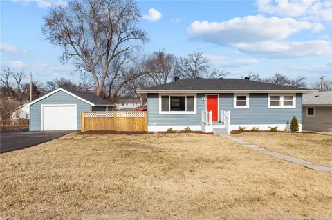 907 Tower Pl, Saint Louis, MO 63126