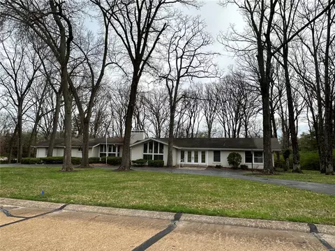 18 Devondale Ln, Town And Country, MO 63131