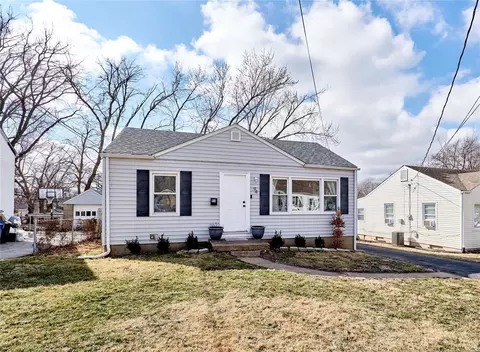 94 Reasor Dr, Saint Louis, MO 63135