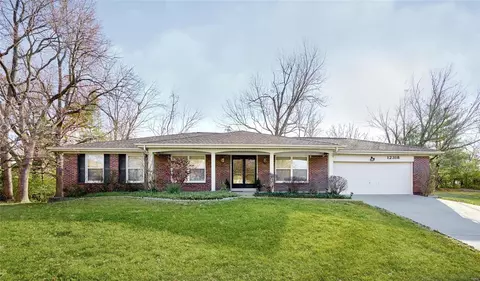 12318 Woodline Dr, Saint Louis, MO 63141