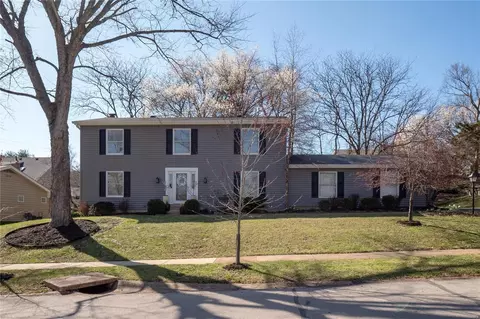 2369 Hollyhead Dr, Saint Louis, MO 63131