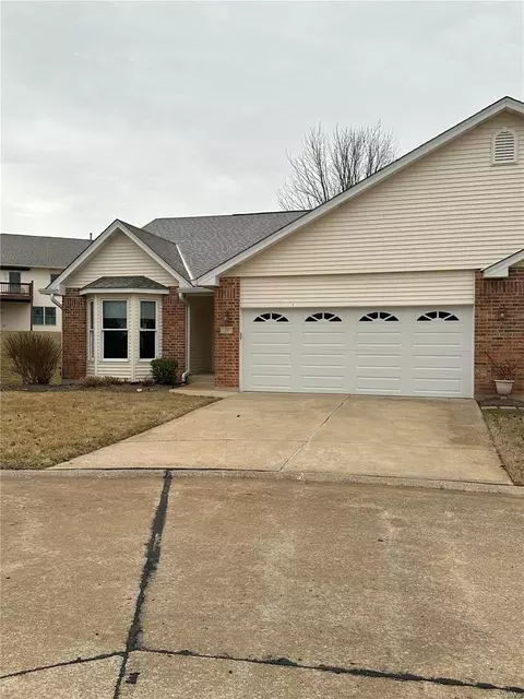 18 Mckinley Pointe Ct, Saint Charles, MO 63301