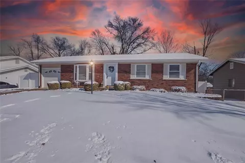 321 Burncoate Dr, Saint Louis, MO 63129