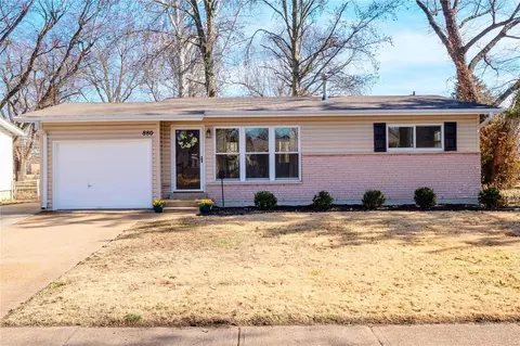 880 Flora Ln, Florissant, MO 63031