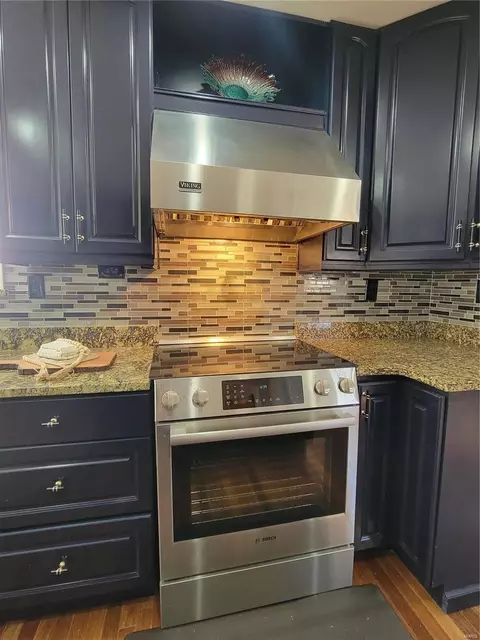 Kitchen - 7 Char Bea Ln, Olivette, MO 63132 photo 2 of 6