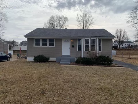 130 Saint Madeleine Ln, Florissant, MO 63031