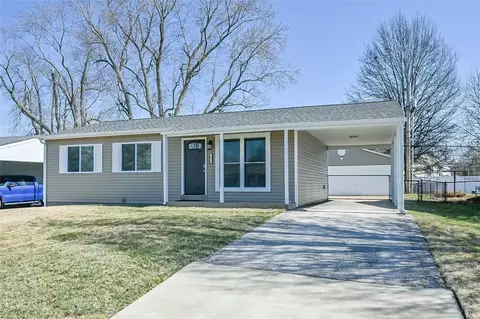 2876 Beechwood Ln, Maryland Heights, MO 63043