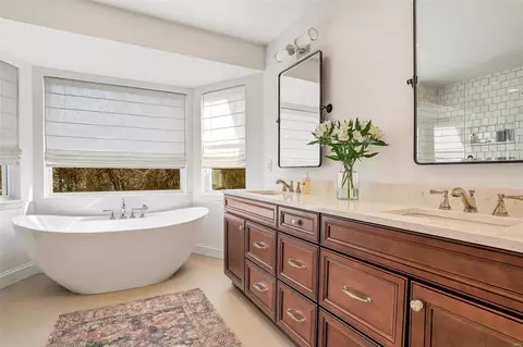Bath - 914 Stone Spring Dr, Eureka, MO 63025 photo 3 of 5