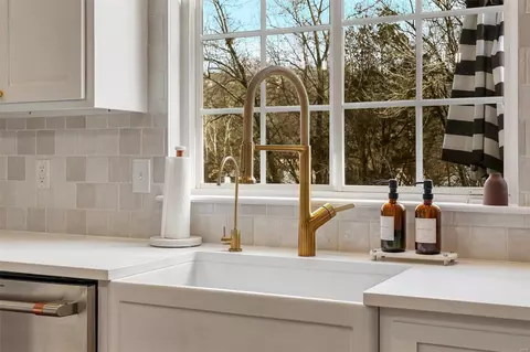 Bath - 914 Stone Spring Dr, Eureka, MO 63025 photo 1 of 5