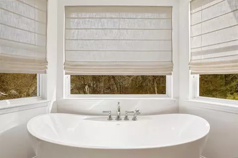 Bath - 914 Stone Spring Dr, Eureka, MO 63025 photo 4 of 5